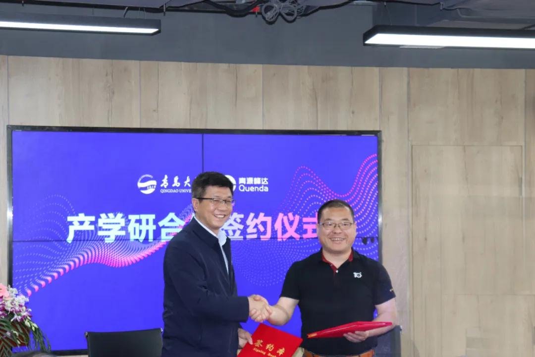 于紅波副校長(zhǎng)與朱總簽約 于紅波副校長(zhǎng)與朱總簽約